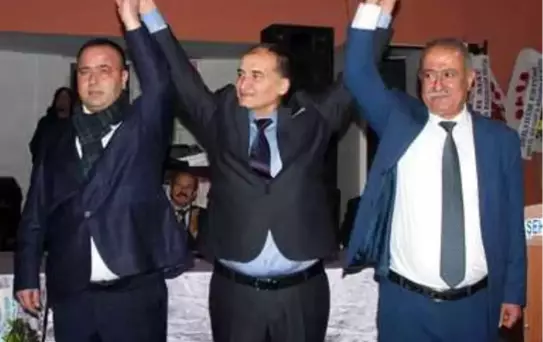 Yeni başkanı omuzlarına alarak kutladılar