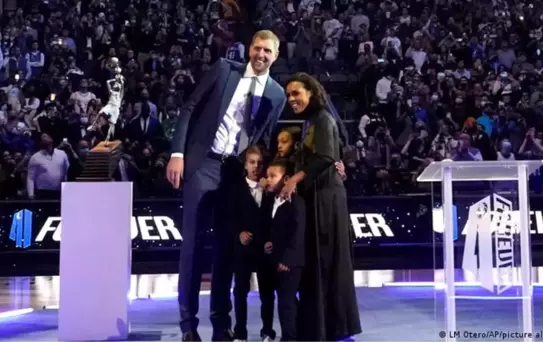 Nowitzki'nin forması Dallas'ta tavana asıldı