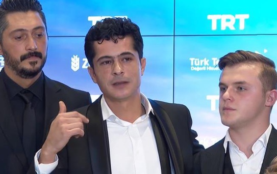 Filmde şehit Ferhat Gedik'i canlandıran İsmail Hacıoğlu, galada konuşurken duygulandı