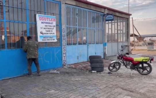 Ölmeden mezar taşını yaptırdı, dükkanında muhafaza ediyor