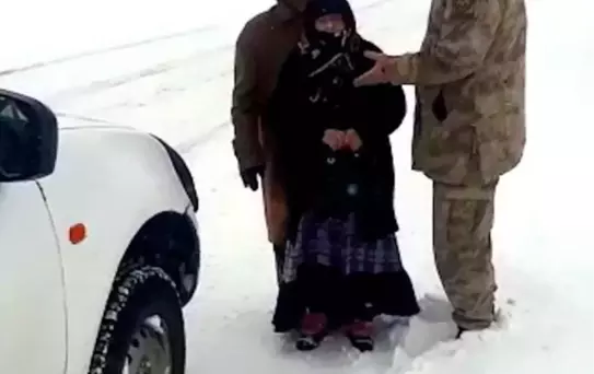 Son dakika haberi | Jandarma yaşlı çifti yolda bırakmadı