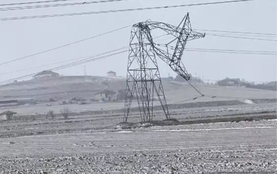 Kırşehir'de fırtına elektrik tellerini kopardı
