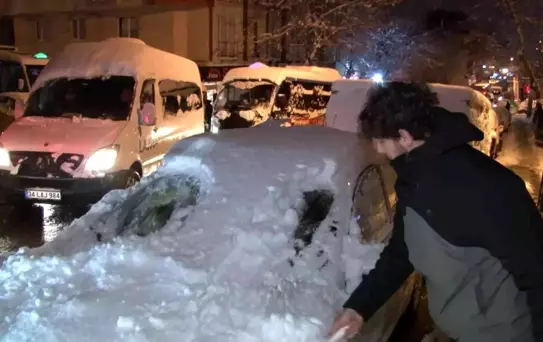 Maltepe'de kar sonrası sürücüler yolda kaldı, trafik oluştu