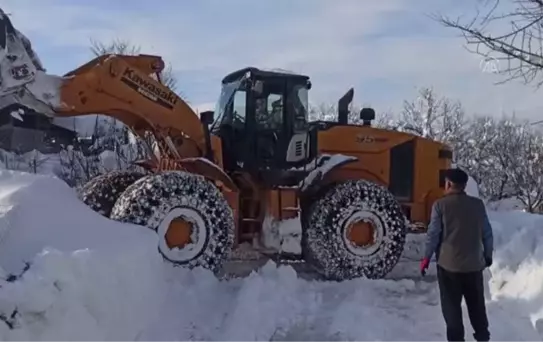 UMKE yolu kardan kapanan köydeki hasta için seferber oldu