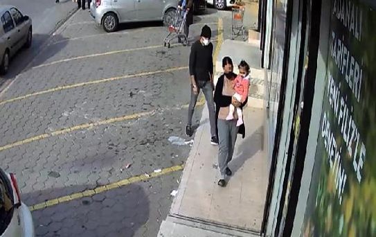 Kucağında bebeğiyle markete giren kadının cüzdanını çaldı