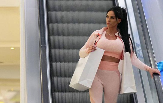 Dünyaca ünlü şarkıcı ayak parmaklarının fotoğrafını satarak gelir elde ediyor! Kazandığı para şaşkınlık yarattı