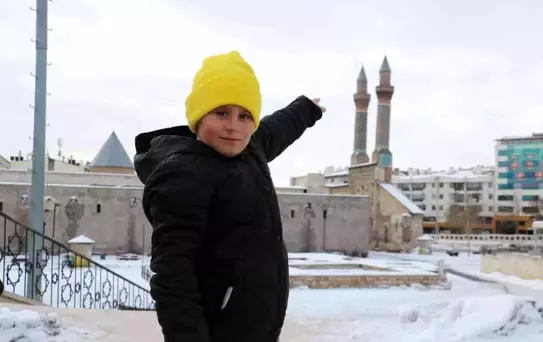 Minik Rasim, kardan yaptığı Çifte Minarenin gerçeğine kavuştu