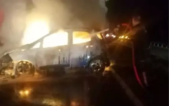 Söke'de refüje çarpan otomobilde yangın çıktı