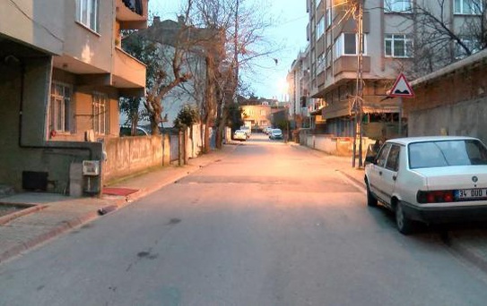 Yengesine evinin önünde kurşun yağdırdı
