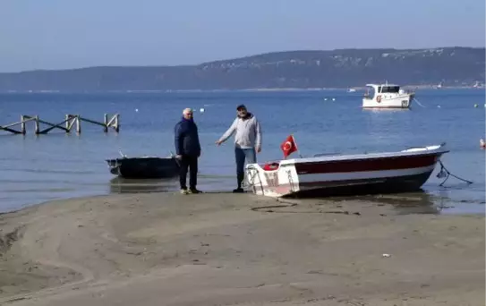 ÇANAKKALE'DE DENİZ ÇEKİLDİ, TEKNELER KARAYA OTURDU