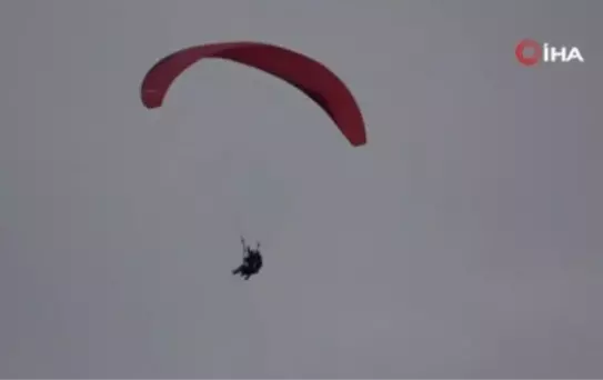 Ordu'da yamaç paraşütçüsü eğitim sırasında denize düştü