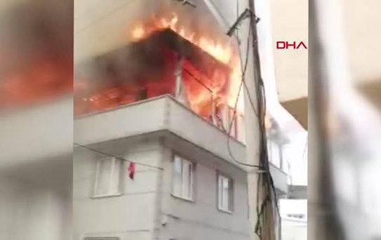 BURSA'DA 3 KATLI BİNANIN TERAS KATI ALEV ALEV YANDI