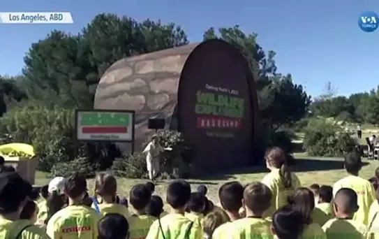 Dünyanın En Büyük Kuklası: 'Kirpi Percy'
