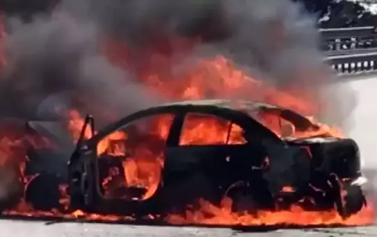 Kaza sonrası alev topuna dönen otomobilden karı-koca son anda kurtarıldı