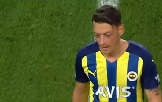Mesut Özil'in Trabzonspor maçındaki görüntüsü taraftarı delirtti! Sosyal medyada tepkiler çığ gibi büyüdü