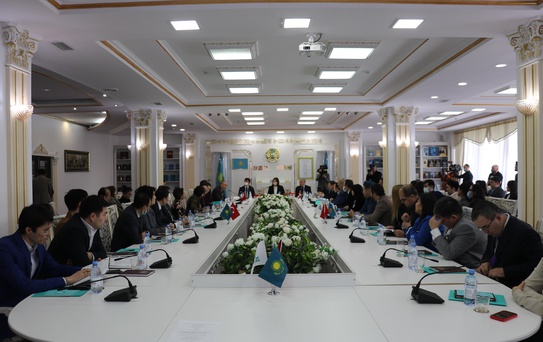 Kazakistan'da 'Yunus Emre Seçkisi' kitabının Kazakça çevirisi törenle tanıtıldı