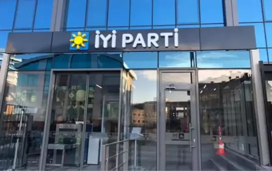 AK Parti'den istifa eden 200 kişinin İyi Parti'de rozetleri takıldı