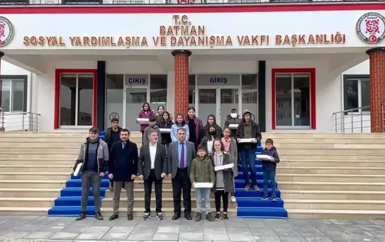 İş insanından 100 başarılı öğrenciye tablet ve giyim yardımı
