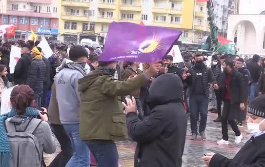 Polise taşla saldıran gruba müdahale