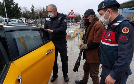 Yol parası olmadığı için acil servisten evine dönemeyen vatandaşın yardımına hastane polisi yetişti