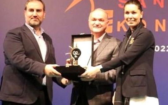 Başkan Özlü yılın en iyi dijital içerik ödülünü aldı