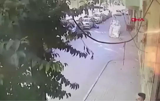 BAĞCILAR'DA 4 YIL ARAYLA ÇATIDAN DÜŞEN PARÇALAR AYNI ARACA HASAR VERDİ