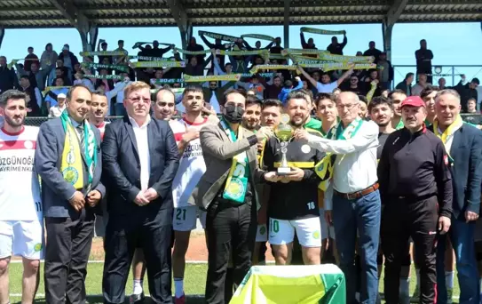 Sarıot Gençlikspor şampiyonluk kupasını aldı