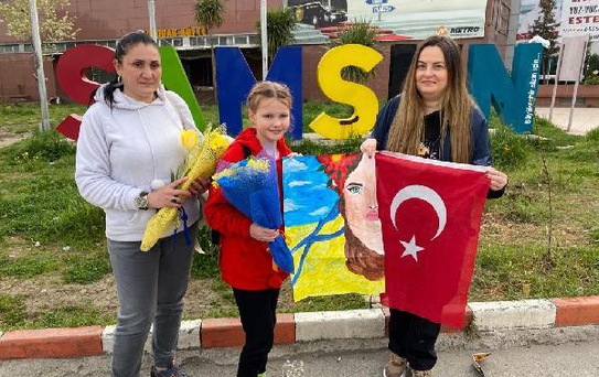 Turkish woman hosts Ukrainian mother and daughter in Samsun