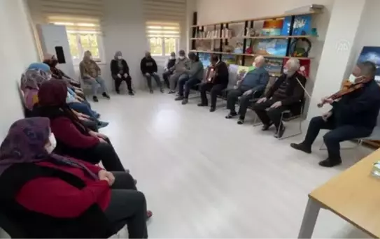 'Koca çınarlar' el sanatları ve müzikle huzur buluyor