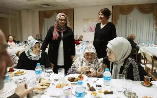 Emine Erdoğan'dan huzurevi sakinlerine sürpriz ziyaret