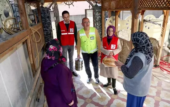 Hayırseverlerin yardımları ihtiyaç sahiplerinin iftar sofrasına AŞ oluyor