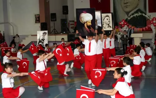 Miniklerin '23 Nisan' adlı koreografi gösterisi büyük beğeni topladı