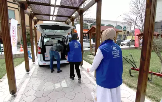 Kapı kapı gezen gönüllü tim, yetim aile ve çocuklarına mutluluk dağıtıyor