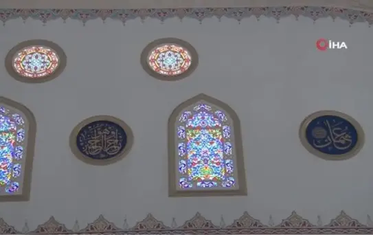 Camilere nakış nakış ayet işliyor