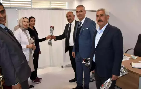 Hemşirelere karanfilli kutlama