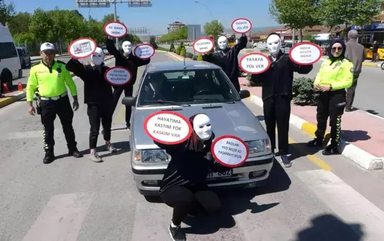 Trafik kurallarına sanatla dikkat çektiler