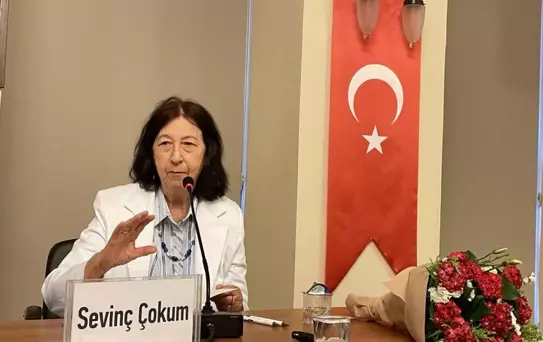 Yazar Sevinç Çokum, Türk Edebiyat Vakfı'nda okurlarıyla bir araya geldi