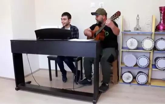 Otizmli genç notaların gücüyle engelleri aştı