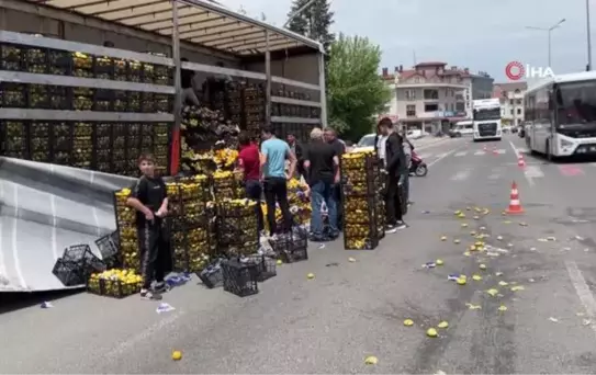 Tırdan yola onlarca kasa limon savruldu, sürücünün yardımına vatandaşlar koştu