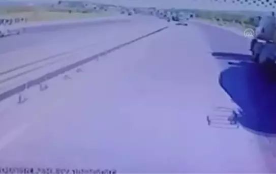 Büyükçekmece'de otomobile çarpan İETT otobüsü yoldan çıktı