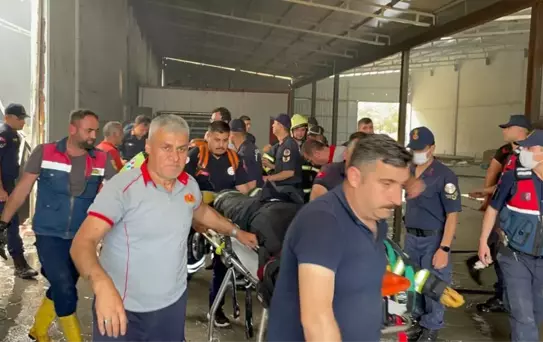 Uşak'ta tekstil fabrikasında çıkan yangına müdahale eden itfaiye eri yaralandı