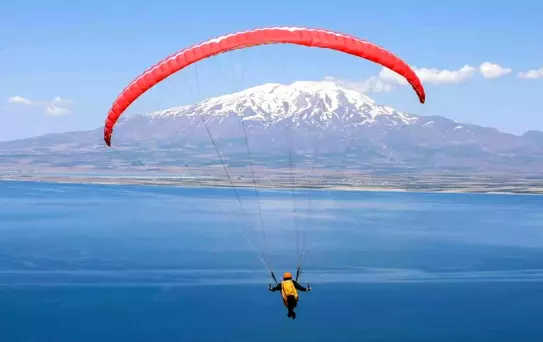 Türkiye Yamaç Paraşütü Şampiyonası, Van Gölü sahillerinde başladı