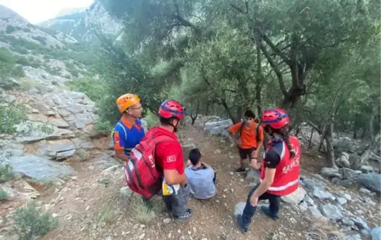 YÜRÜYÜŞTE KAYBOLAN İKİ GENÇ, SAATLER SONRA BULUNDU