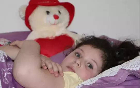 AZRA, 6'NCI KATTAN DEĞİL KAYDIRAKTAN DÜŞTÜĞÜNÜ ZANNEDİYOR