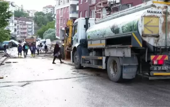 Sel sularına kapılarak otomobilin altına sıkışan motorlu kurye yaşam savaşı veriyor