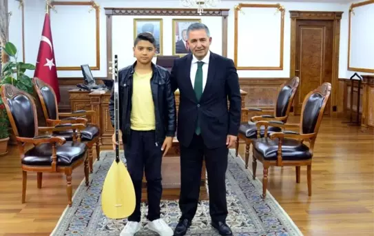 Vali Mete Buhara, dinlediği genç ozana ilk sazını hediye etti