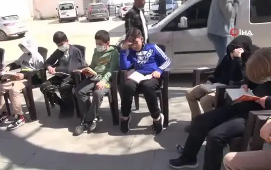 Kitap okumanın önemine değinmek için sokakta kitap okudular