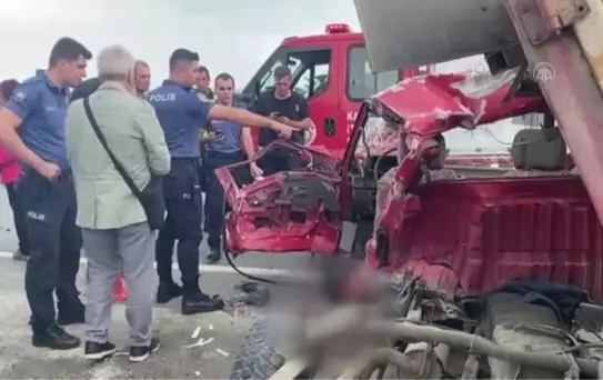 Midibüs ile kamyonetin çarpışması sonucu 1 kişi yaralandı