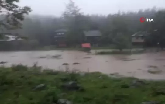 Heyelan nedeniyle 20 kişi yaylada mahsur kaldı