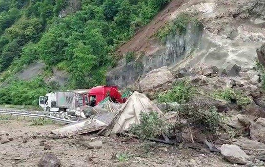 Artvin'de heyelan: Ölü ve yaralılar var